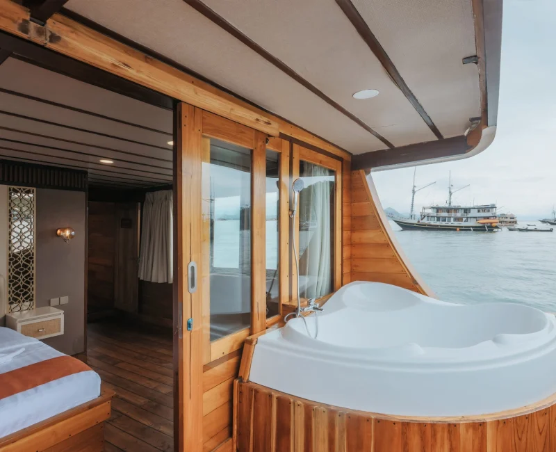 Master Cabin_Balcony-Elrora Liveaboard